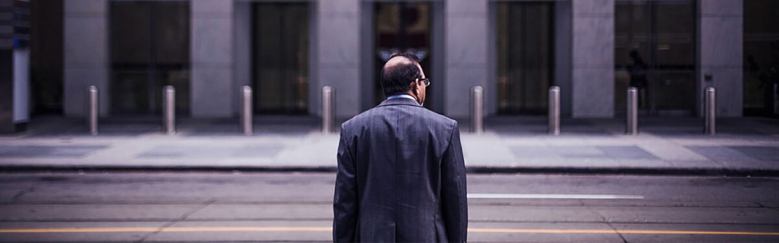 Hombre decidiendo un camino