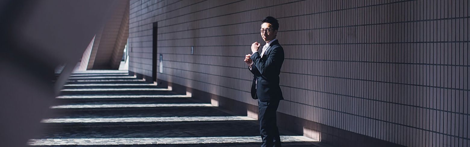 Hombre en un pasillo