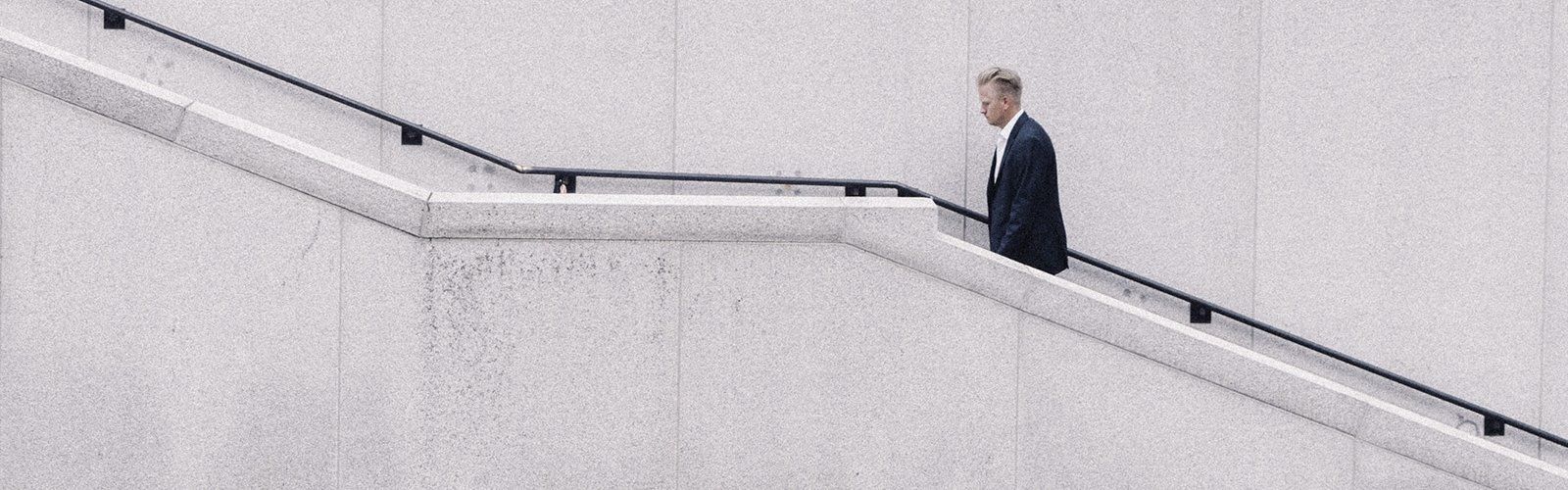 Hombre subiendo escalera