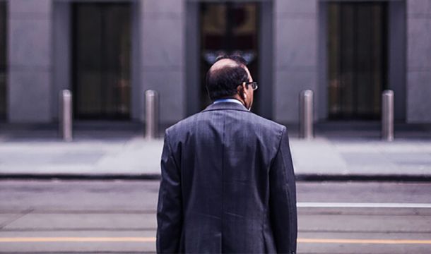 Hombre decidiendo un camino