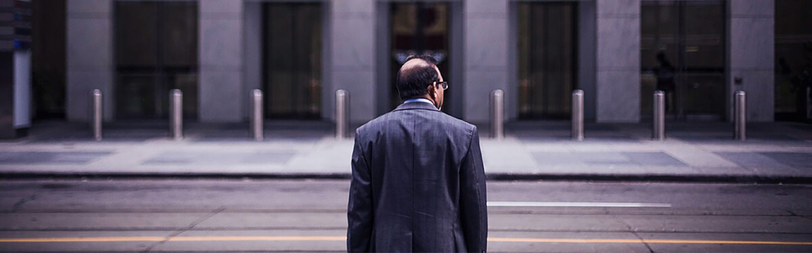 Hombre decidiendo un camino