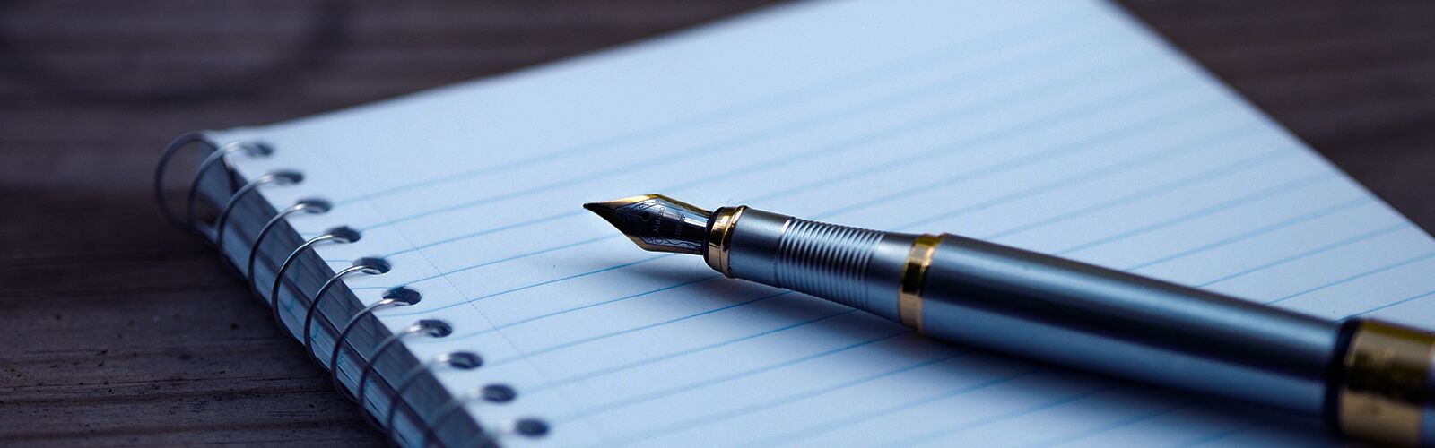 Pluma de escribir en un blog